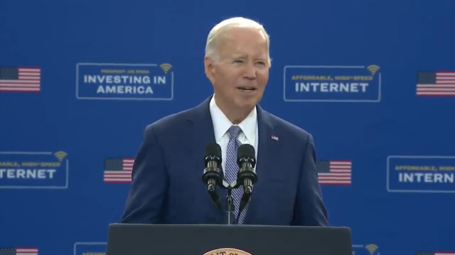 又犯了迷糊了拜登演讲中喊一位并不在场的议员上台还说两人刚合了影