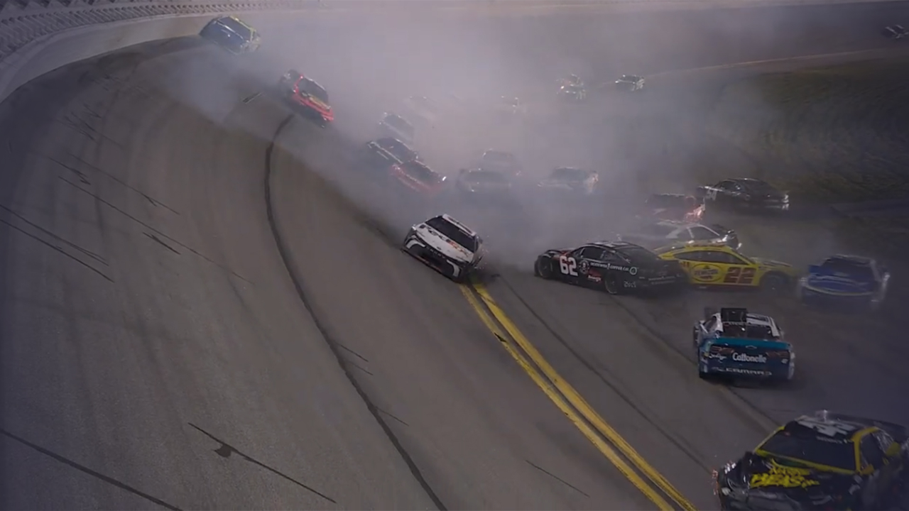 美国佛罗里达州代托纳500英里大赛,现场发生连环撞车