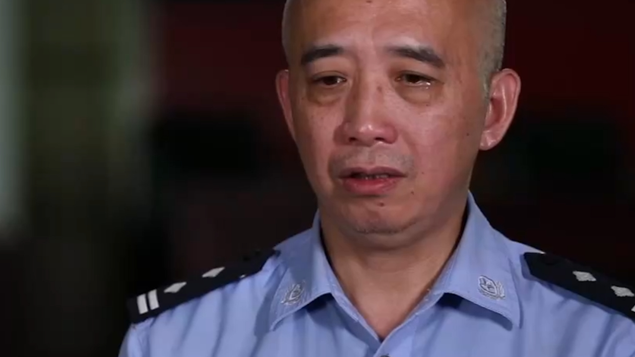 赵勇是列车的乘警,无论昼夜他频繁巡逻,让旅客保管好财务