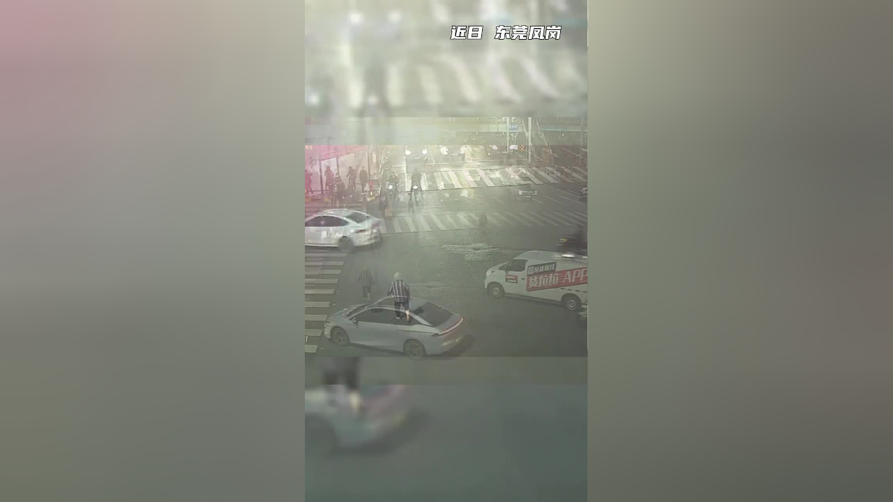 车流中老人颤巍前行,警员出现为她挡住车流