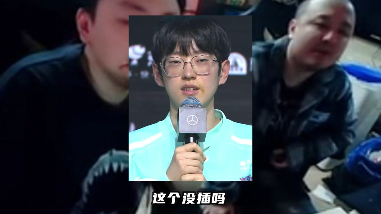 德云色西卡看scout嘴角伤疤:和我当年一样,摔了一跤而已