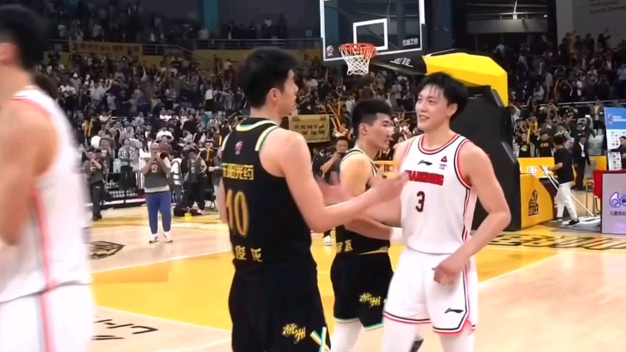 广厦g3逆转宏远众生相:杜锋叉腰面露无奈 胡明轩微笑致意对手