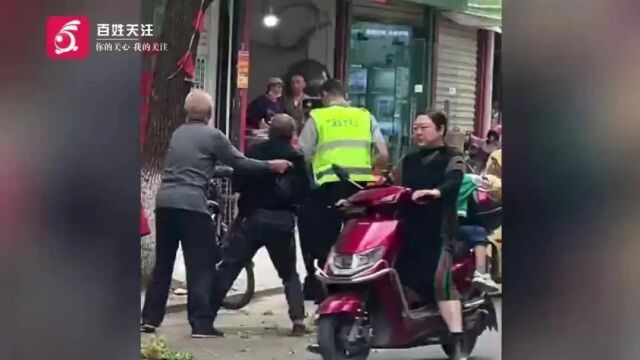 城管脱下制服踢倒7旬卖菜老人?政府工作人员回应