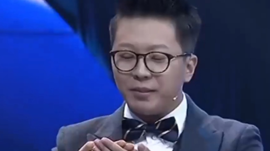 李丁被董建春戏耍,台上一人分饰九角,赢得全场掌声