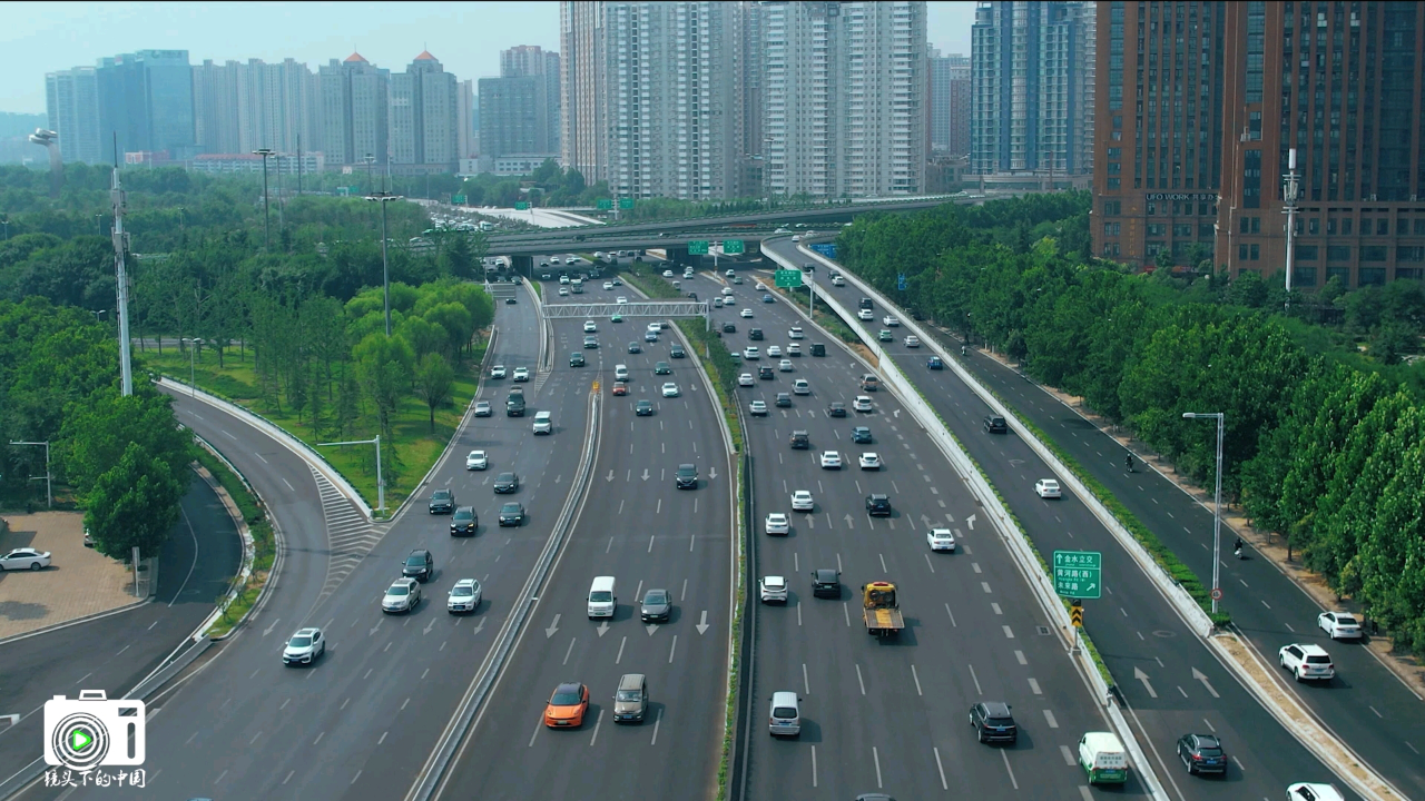 郑州中州大道车水马龙的街景绿色廊道美景