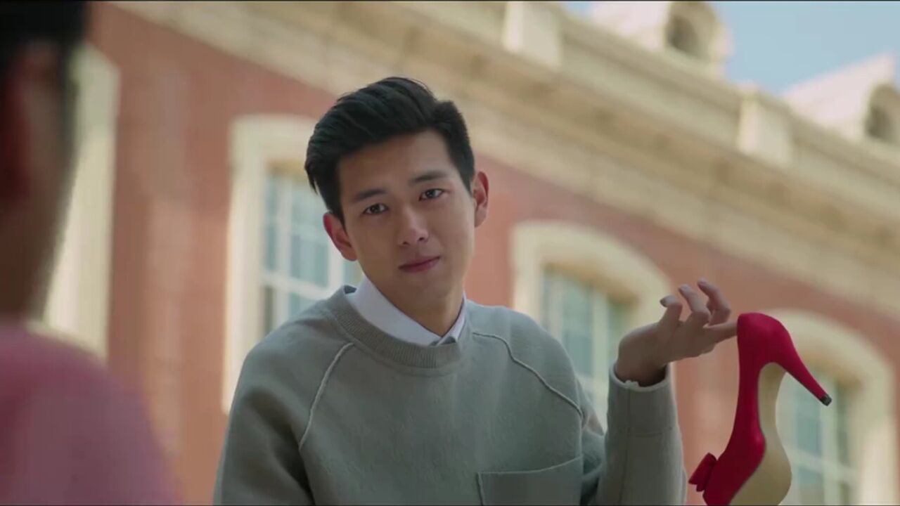 张若昀着红裙爆笑亲吻李现