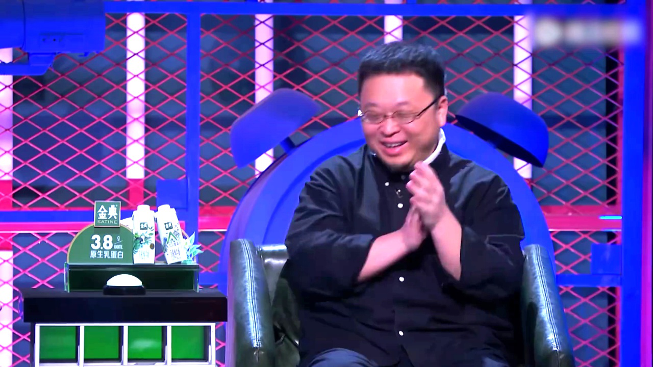 爆梗脱口秀丨周奇墨模仿天津大爷在美国,现场出现人传人现象