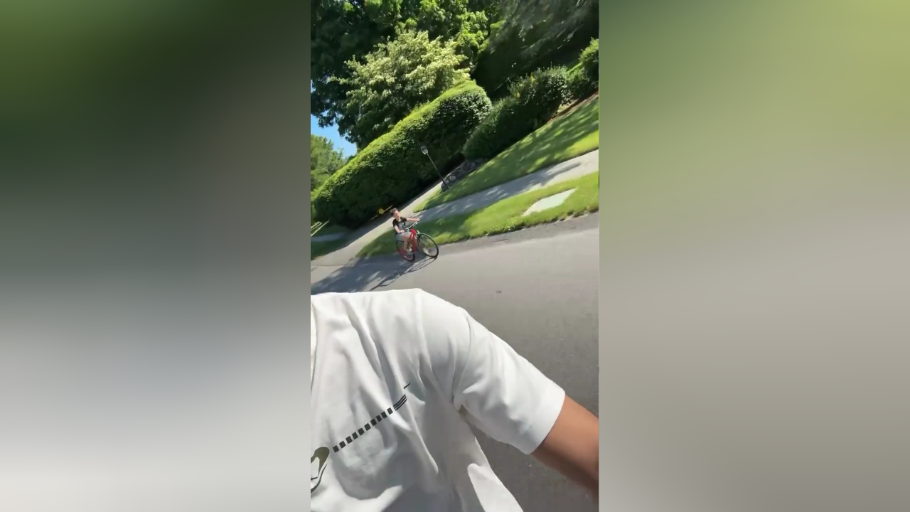 塔特姆调侃儿子骑车太慢 随后deuce加速赶超