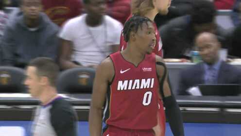 《NBA全场集锦》【压哨】防了一整场最后漏了！理查德森压哨三分轰炸比分拉至20