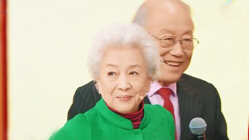 84岁谢芳和丈夫张目 合唱《五月的鲜花》