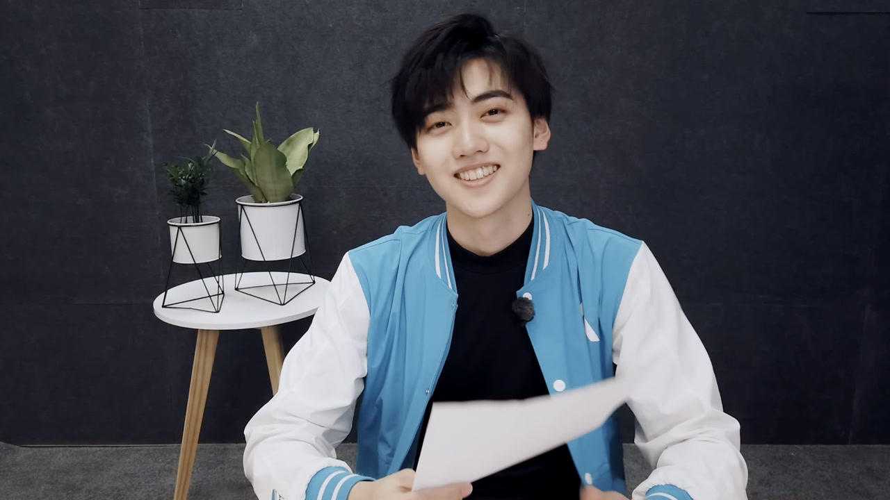 焉栩嘉变播音员英文读诗低音炮超苏_综艺_高清1080p在线观看平台_腾讯