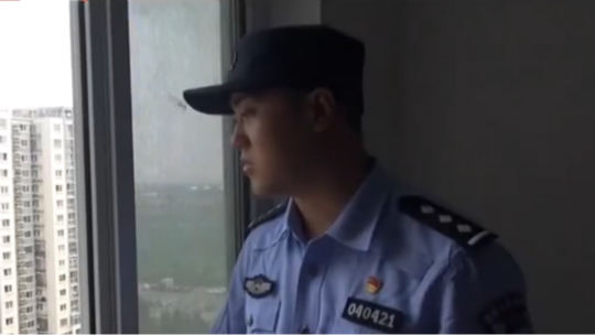 女子因感情问题 半夜醉酒后欲跳楼