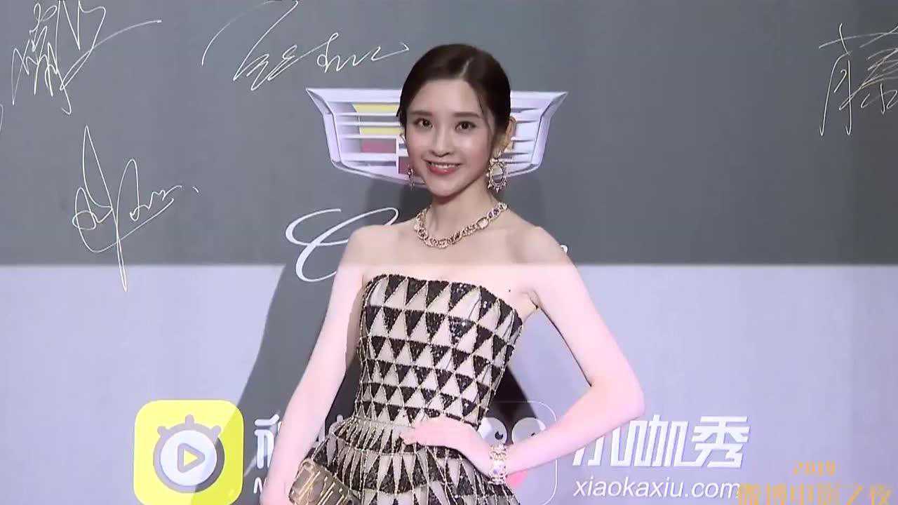 唐艺昕盛装亮相自曝乐于第一时间与粉丝互动