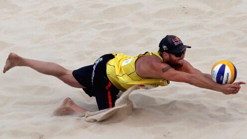 德意电器女排燃动瞬间沙滩排球暴扣合集球打在沙子上就是一个深坑