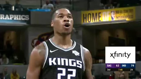 《NBA全场回放》【原声回放】国王vs步行者第3节 贾斯汀-詹姆斯投进半场logo压哨三分
