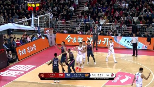 《广东男篮》【得分】球队唯一火力 刘航初空位三分飚进主场球迷兴奋