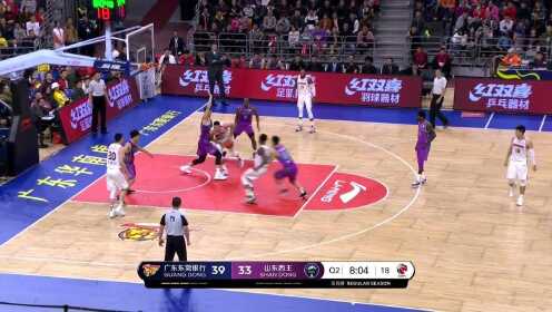 《广东男篮》内线就是我的天下 易建联篮下强硬勾手轻松命中