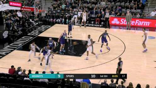 《NBA全场集锦》三分线外虚晃一枪！莱尔斯点飞防守长驱直入单臂劈扣