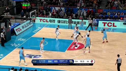 《北京男篮》几乎终结悬念 曾令旭空位三分飚中领先4分