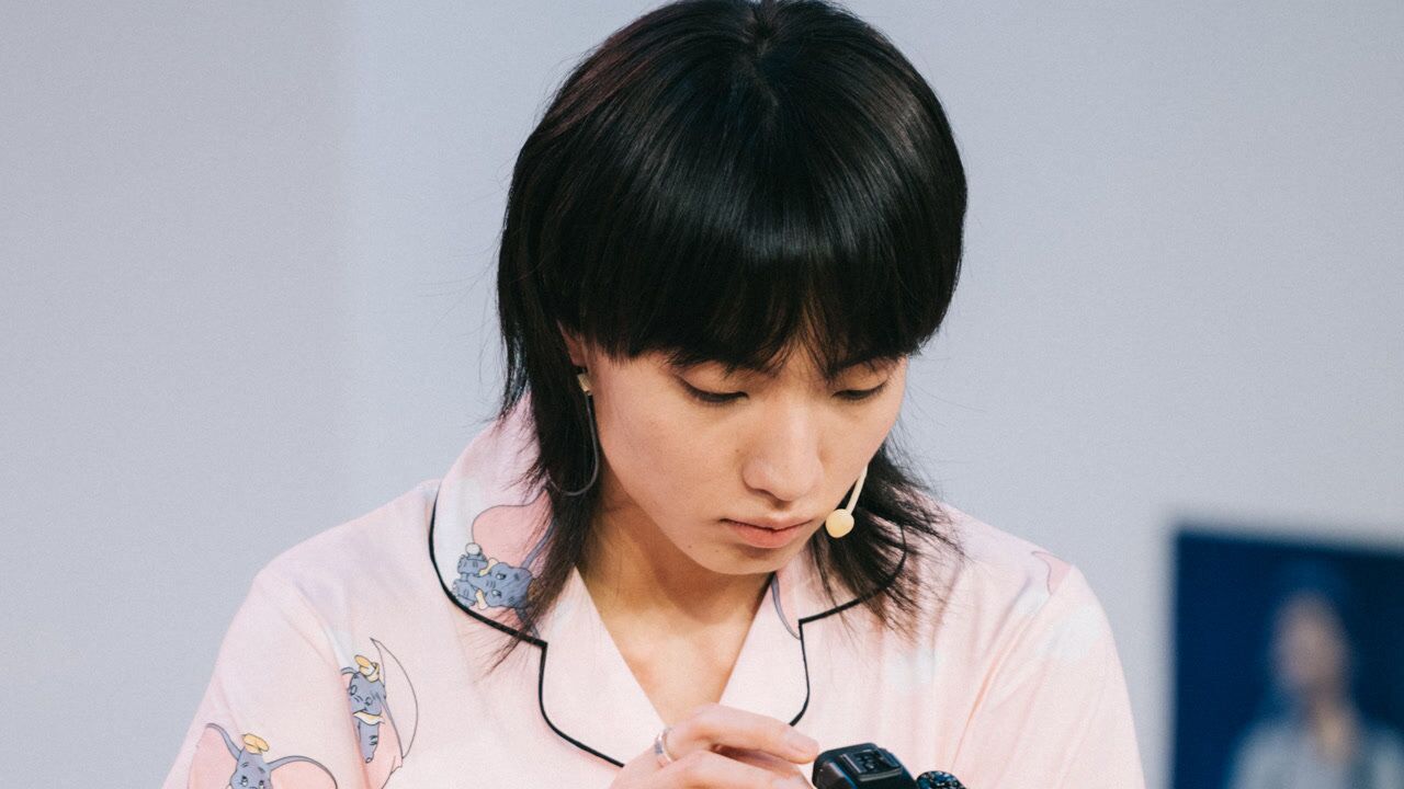 哈拉木吉为粉丝亲手做戒指超暖