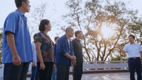 《遍地书香》第九集02：刘世成带领大家在纪念碑前，郑重地重新宣誓了一遍入党誓词