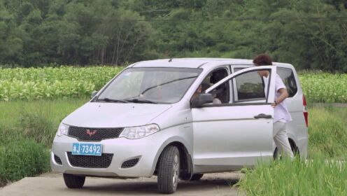 《向往的生活》第27集02：冯若兰正要开着车去帮助包家文，这时冯振华把她拦了下来