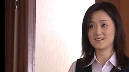 《暗流》第二十五集01：林嘉琪早上来上班就被赵行长找去告诉了她康一平自杀了，并将康一平的遗书交给了一林嘉琪