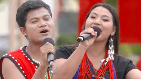鲍岩块、李妮妮高声演唱《阿佤感恩共产党》
