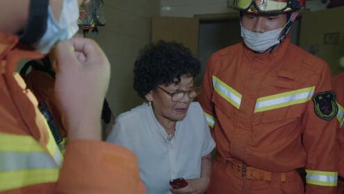119请回答_惊魂瞬间！八旬老人独自乘坐电梯从顶楼急坠，能否顺利获救？_高清完整版视频在线观看_腾讯视频
