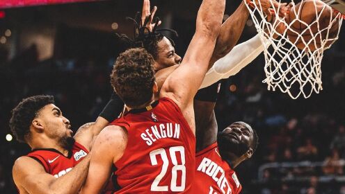 《NBA骑士》男上加男 奥科罗1v3逆天隔扣锁定十佳球