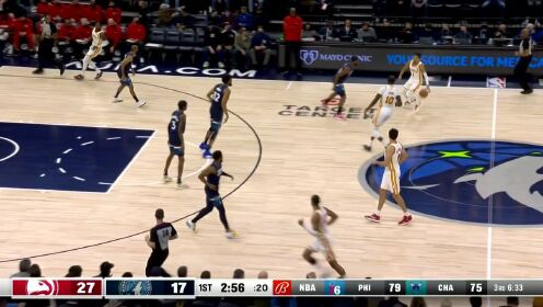 《NBA全场集锦》特雷杨吸引三人防守！妙传加里纳利三分命中