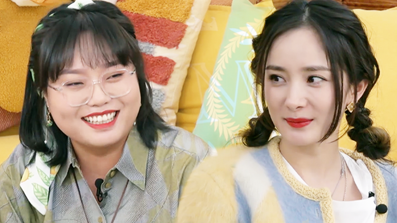 杨幂亲身示范情侣小互动,甜翻雪琴!