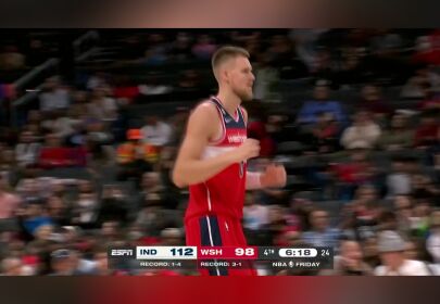 《NBA全场集锦》比赛悬念还在继续 波神联手比尔连取8分将比分追近