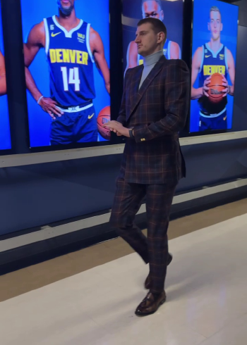 家里不愧有黑帮兄弟!约基奇一身黑西装霸气进场