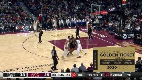《NBA骑士》这不太多见！西蒙斯强吃莫布利翻身左手勾手命中