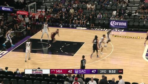 《NBA全场集锦》轻轻松松晃过补防对手 约维奇篮下接球轻松扣进