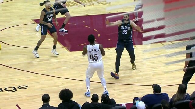 接球果断开炮 米切尔接球压哨三分打板命中