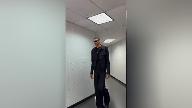 这压迫感真是没谁了 文班亚马一席黑衣+墨镜压迫感十足