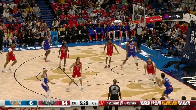 身体优势尽显！罗宾逊强势摘板篮下1v3起飞暴扣