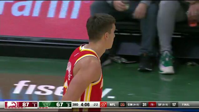 NBA常规赛：老鹰vs雄鹿第3节原声解说回放