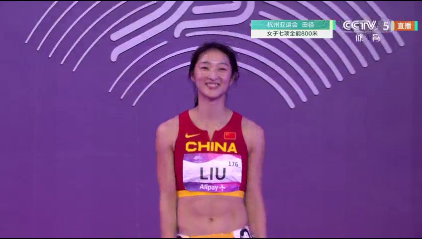 刘静逸笑容甜美登上赛场 场边观众送上欢呼