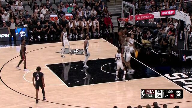 以一防二送大帽 离谱空接震撼全场！文班亚马半场15分2盖帽