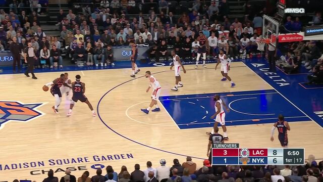 兰德尔碾压进场上篮得手 莱昂纳德中投开火轻松还击