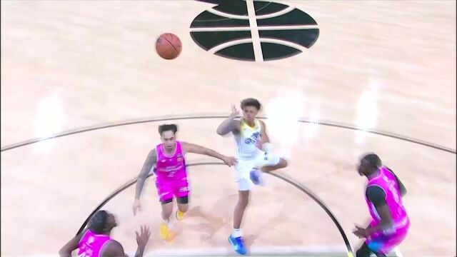 得分如砍瓜切菜！ 基扬特-乔治空接助飞科林斯单臂劈扣