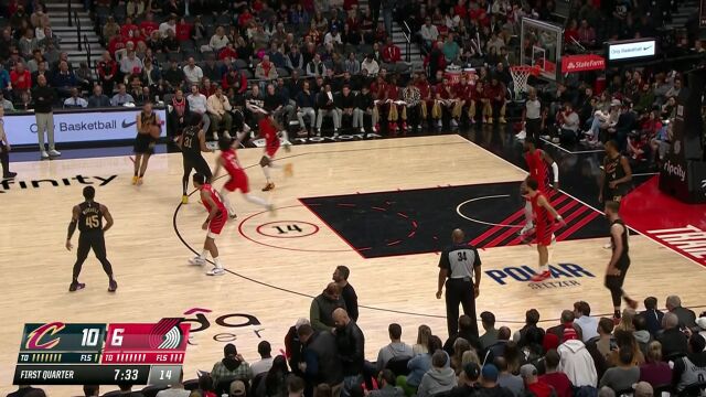 贯穿整条防线的传球！米切尔直塞妙传莫布利轻松扣篮吃饼