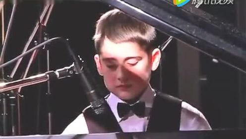 俄罗斯小男孩演奏《克罗地亚狂想曲》认真弹琴的样子真的帅！