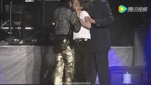 1997年迈克尔杰克逊演唱会上 一粉丝上台和他拥抱