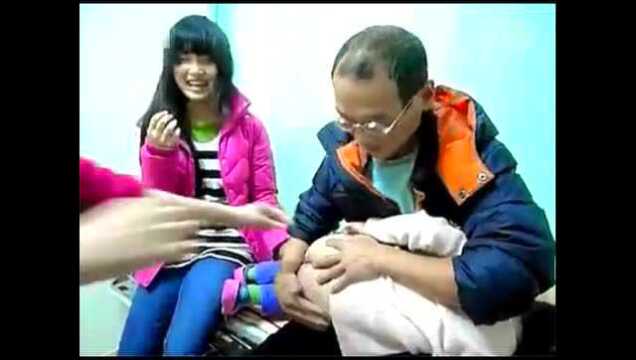 小萝莉被强行脱裤子打屁股针好可怜姐姐在旁边还要笑