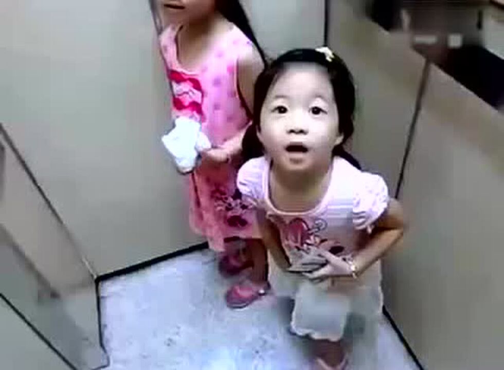 一个尿急的小妹妹，一路上的反应太搞笑了！_高清