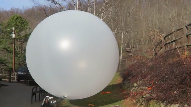 压爆巨大气球图片